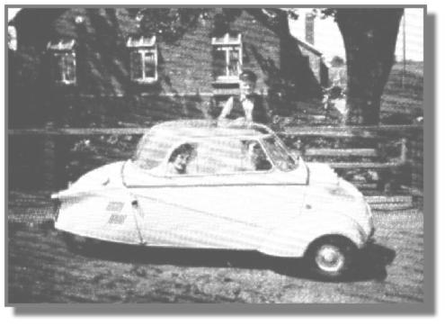Fast alle Autos hatten einen Spitznamen. "Schneewittchensarg" wurde dieser tolle Messerschmitt-Kabinenroller genannt, der Hermann Kramer in Holterfehn gehörte. Hinten sitzt Beate Pohlenga und vorn Tochter Annegret.
