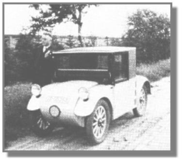 Diesen gebrauchten Hanomag mit Kettenantrieb kaufte sich Adolf Diersmann 1932 in Norden, als er schon auf dem Fehn lebte. Mit einem Kollegen war er zu einer Sparkassentagung nach Wilhelmshaven unterwegs und ließ sich hier in Wiesmoor neben seinem "Kommißbrot" fotografieren. Solch ein Auto fuhr auf dem Fehn auch der damalige Provisor der Apotheke, H.D. Schapp, jetzt Ihrhove.