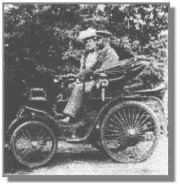 Sanitätsrat Dr. Walter Trepte, 1863 - 1930, mit seiner Frau Berta auf dem neuen Motorwagen. Der Einzylinder-Viertakt-Benzin-Motor wurde mit einer Handkurbel angeworfen und machte 600 Umdrehungen in der Minute. Die 5 Pferdestärken brachten über Riemenantrieb satte 8 - 12 Stundenkilometer zustande, im Schnellgang sogar 24 - 30 km/h. In seinen letzten Lebensjahren fuhr Dr. Trepte ein "Flott weg", ein Fahrrad mit Hilfsmotor, welcher über dem Vorderrad angebracht war.