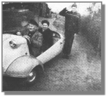 "Macht hoch die Tür" galt auch für dieses Fahrzeug, in dem Hermann Kramer und seine Frau Käthe Platz genommen haben. Im Hintergrund grüßt Alwin Kampen die mutigen Rollerfahrer.