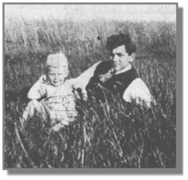 Der Bahnhofsfriseur und Fotograf Wilhelm Kramer mit seinem Sohn Ulpt-Heinz im Jahre 1931.