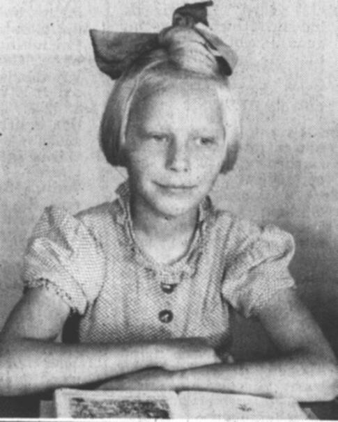 Die Fibel und die anderen Schulbcher wurden in jeder Familie weitervererbt. Luise Rosenboom aus Backemoor trgt schon den kurzen Bubikopf mit Tolle und Haarschleife, wie es nach dem Krieg blich war.