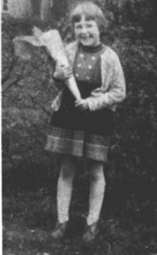 Nach dem 2. Weltkrieg fand die Schultte ihren Weg bis ins kleinste Dorf. Julia Schewe von der katholischen Volksschule Langholt lt sich mit ihrer schon geffneten Tte von der Tante fotografieren.