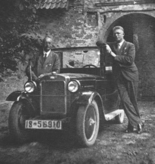 Mit dem neuen Hanomag 3/16 machte Adolf Diersmann (rechts) 1935 einen Ausflug nach Wersen bei Tecklenburg. Aus diesem Ort stammte die Familie seines Schwiegervaters Friedrich Hoffmeister (links), der Mittelschullehrer in Osnabrck war.