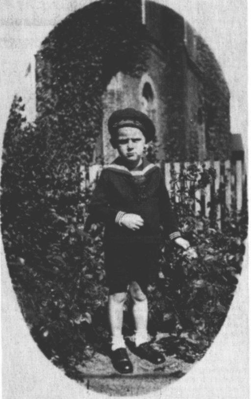 Im schicken Matrosenanzug wird Sohn Ulpt-Heinz von seinem Vater 1934 fotografiert.