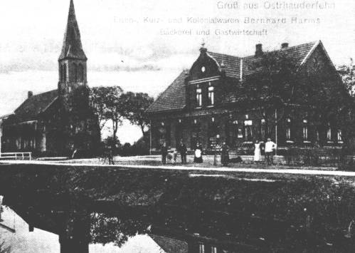 Der Stolz der neuen Kirchengemeinde Ostrhauderfehn, der "Finger Gottes" an der 2. Sdwieke. Auf der gegenberliegenden Seite das damalige Kaufhaus Bernhard Harms.