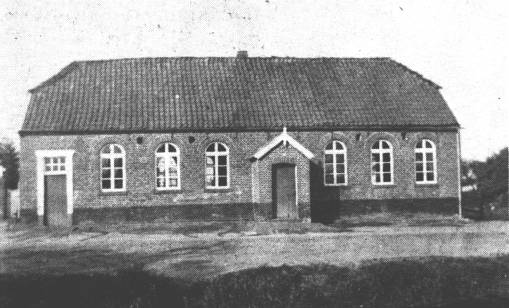 Die Schule im Untenende, in der damals die Gottesdienste abgehalten wurden, hier schon ohne den kleinen Glockenturm.