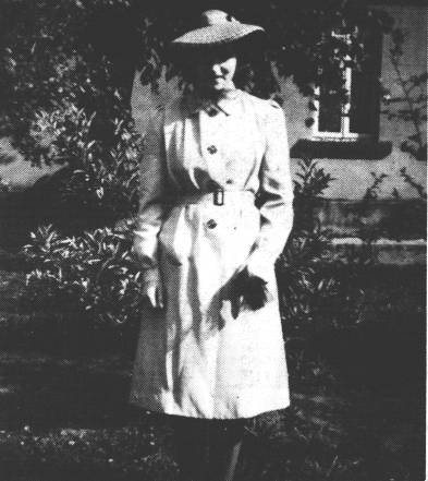 Ausgehfertig zum Garten-Concert bei Billker, so lie sich 1935 Gerta Prahm mit ihrem lila Hut fotografieren.