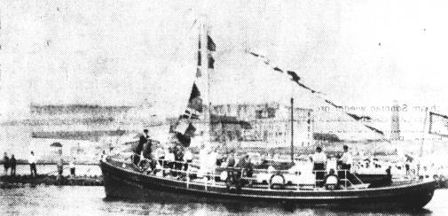 Das Rettungsboot "August Nebeltau" der DGzRS ist hier ber die Toppen geflaggt, als es in den Hafen von Borkum einfhrt. Der Bremer Kaufmann August Nebeltau war von 1875 bis 1888 stellvertretender Vorsitzender der Deutschen Gesellschaft zur Rettung Schiffbrchiger. Das nach ihm benannte Rettungsboot wurde 1929 erbaut und ersetzte ab 1932 die "Hindenburg" bis zum Jahr 1937 auf Borkum.