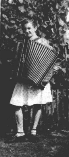 berall in Deutschland wurde das Akkordeon gespielt. Lidia aus Thorn versucht sich 1943 an einem besonders groen Instrument.