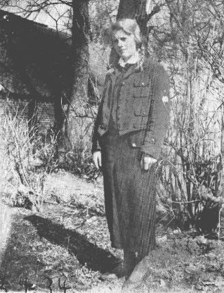 Eine weitere Selbstaufnahme: Hanni im BDM-Look am 8.4.1934. Neben dem Haus standen drei groe Lindenbume. Aus dem einen wurde whrend des Krieges eine Holzkarre gezimmert.
