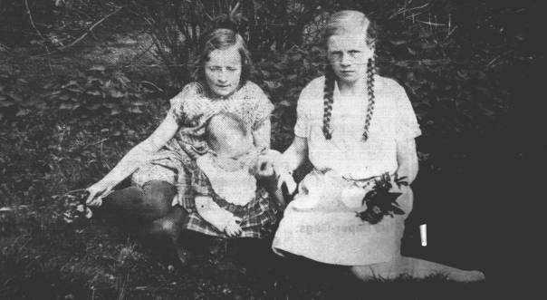 Hanni mit Zpfen. Selbstaufnahme zusammen mit ihrer Freundin Hildegard Sanders. Die kleine Erna war 1931 geboren worden.