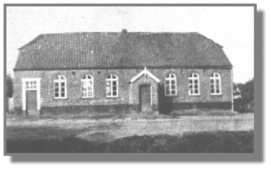 Die Schule im Untenende, in der damals die Gottesdienste abgehalten wurden, hier schon ohne den kleinen Glockenturm.