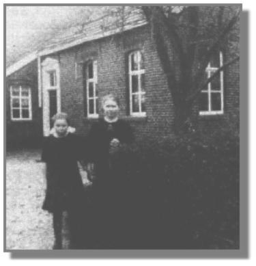 Der Haupteingang der ehemaligen angemieteten Pastorei im Untenende. Auf unserem Bild ist die Ehefrau des spteren Besitzers Fokko Helmers, Gretje geb. Buss aus Potshausen, mit ihrer Tochter Christine zu sehen.