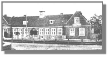 Der "neue" Bahnhof Jhrhove von 1926, auf unserem Foto noch mit dem kleinen Uhrenturm. Hier sind Montag morgens unendlich viel Schiffer und Matrosen um 4 Uhr in die Zge nach Emden oder Rheine gestiegen - fast htte man von einer "maritimen Karawane" sprechen knnen.