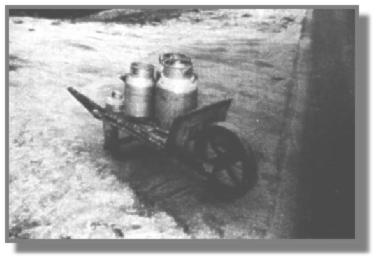 Ein nostalgisches Bild aus Idafehn. Gleich kommt der Milchwagen! Über das Molkereiwesen hat der Fehntjer Kurier am 17.3. und 14.4.1987 berichtet.