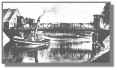 Der Duis-Schlepper "Leda" klappt nach Durchfahren der Hasebrücke bei Meppen seinen Schornstein wieder senkrecht. Diese Hubbrücke (B 70) war früher eine Drehbrücke. Die Schiffe der Firma Daniel Duis durften nicht mehr auf dem Küstenkanal fahren, weil der schon "monopolisiert" war.