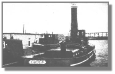 Der Schlepper "149" im Emder Hafen. Er wurde auch "Schikau"-Schlepper genannt nach dem Werftstandort, wo er gebaut worden war. Im Hintergrund die Spülleitung von der Knock. A Heck Hermann Kramer, der Maschinist oder "Stoker".