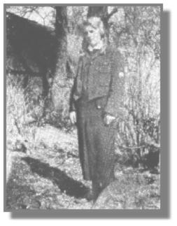 Eine weitere Selbstaufnahme: Hanni im BDM-Look am 8.4.1934. Neben dem Haus standen drei große Lindenbäume. Aus dem einen wurde während des Krieges eine Holzkarre gezimmert.