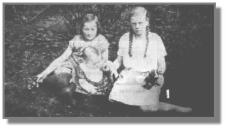 Hanni mit Zöpfen. Selbstaufnahme zusammen mit ihrer Freundin Hildegard Sanders. Die kleine Erna war 1931 geboren worden.