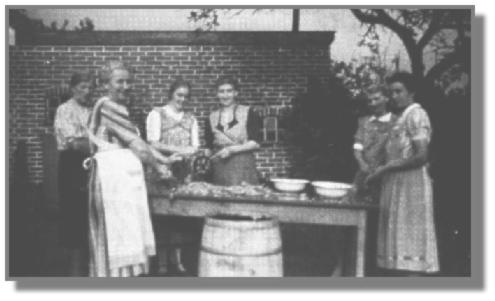 Durch die Schnippelmaschine ins Bohnenfaß: Hier sind links Gesine Reents, Tini Evers, Gretchen Baumann, Mimi Ulpts, Frau Spieker und Rika Schoon aus Ostrhauderfehn 1938 bei der Arbeit.