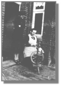 Auguste Meyer, 1. Südwieke, zeigte am 28. Februar 1937 dem Fräulein Anna von der Huir aus Leer, wie gesponnen wird. Zur Verfügung gestellt von Hanni Scheer