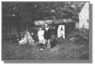 "Aber im kleinsten Zimmerlein kann jeder glücklich sein", haben Paul Sikora und seine Frau Dore aus Wipperfürth hinter dieses Foto aus dem Jahr 1949 geschrieben. Sie sind regelmäßig Feriengäste in Ostrhauderfehn.