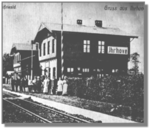 Die Münstersche Seite etwa um 1912. Karbidgaslaternen erleuchten das Bahnhofsgebäude von "Ihrhove". Rechts das unübersehbare Eingangsschild, damit sich keiner vor dem Kontrolleur drücken konnte. Auch eine große Uhr zeigte genau an, wieviel Minuten Verspätung der Zug vielleicht haben könnte.