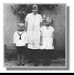 Im Jahre 1931 stellten sich Rsko, Hanni und Gerta Prahm fr ein Foto an die Mauer des Geschftshauses. Die Eltern hatten frher auch Manufakturwaren. Dieses gestickte Kleid war demnach "von der Stange".