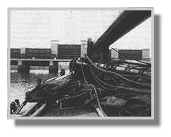 Mit der auf der ehemaligen Wiese-Werft gebauten Tjalk ,,Delphin" durfte Anton Hensmanns mit Erlaubnis der Eigner Jutta und Martin Ullrich vor einigen Jahren noch einmal auf der Leda schippern, und auch das neumodische Leda-Sperrwerk war fr den erfahrenen Schiffer kein Hindernis.